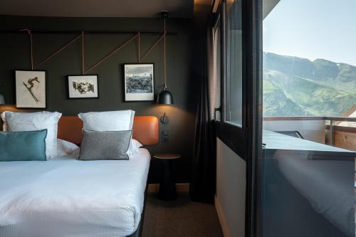 una camera d'albergo con letto e finestra di Hôtel MiL8 ad Avoriaz