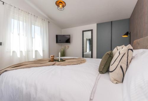 Un pat sau paturi într-o cameră la MariLu Luxury Apartments