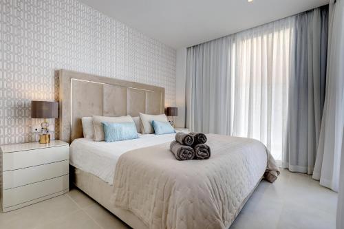 Cama o camas de una habitación en el 092 - Ultra Modern, Spacious Apartment With Private Garden & BBQ