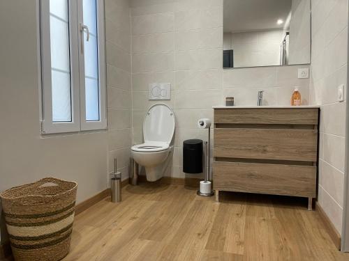 La petite salle de bains est pourvue de toilettes et d'un lavabo. dans l'établissement Villa Madeleine rénovée plage hyper centre, à Trouville-sur-Mer