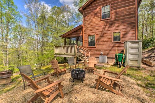 Jardín al aire libre en Cozy Hiawassee Cabin with Fire Pit and Mtn Views!