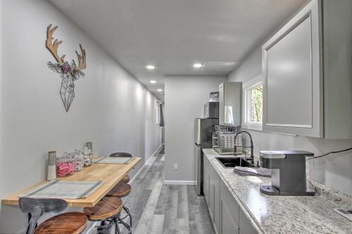 Una cocina o cocineta en Unique Container Studio with Deck and Fire Pit!