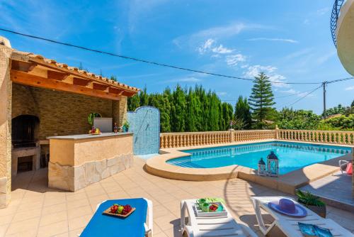 einen Hinterhof mit einem Pool und einem Haus in der Unterkunft Villa Cruz - PlusHolidays in Calpe