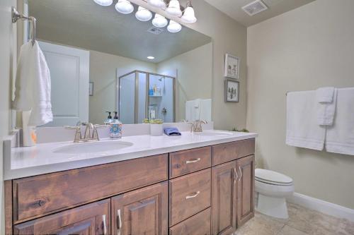 un baño con lavabo e inodoro en Blue Sky Get-a-Way Townhome with Patio, Grill, en Washington