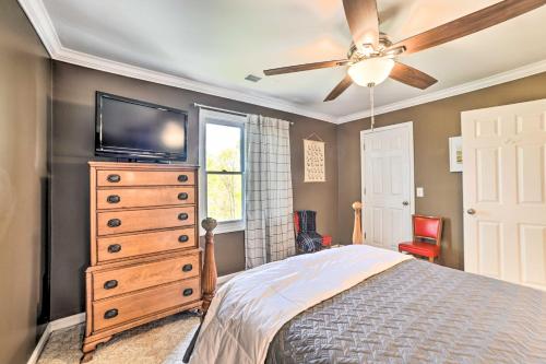 Llit o llits en una habitació de Cadiz Abode with Decks, Fire Pit, and Lake Access
