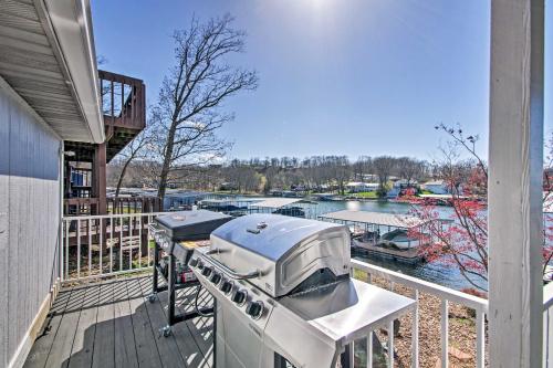Μπαλκόνι ή βεράντα στο Boat Dock and Scenic Decks Lake of the Ozarks Gem