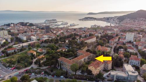 Vue aérienne d'une ville avec une flèche jaune dans l'établissement Apartment NITERONI, à Split