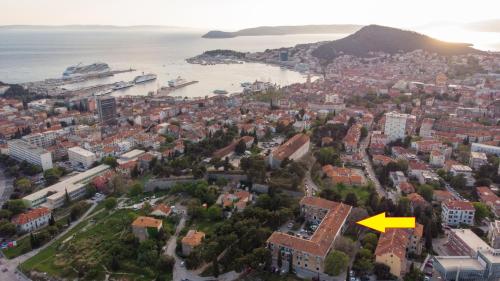 Vue aérienne d'une ville avec une flèche jaune dans l'établissement Apartment NITERONI, à Split