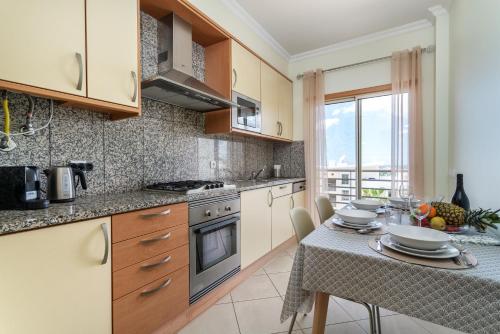 BnB Homes Ocean view Apartment with panoramic Terrace, 2 Swimming pools & Tennis court