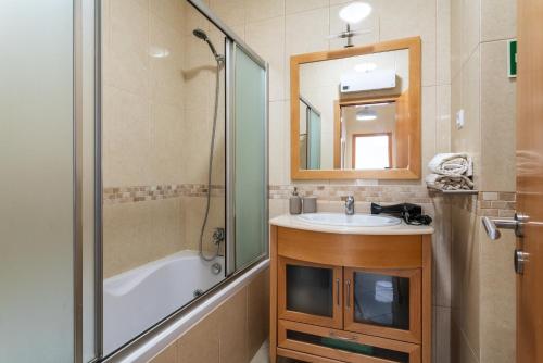 BnB Homes Ocean view Apartment with panoramic Terrace, 2 Swimming pools & Tennis court photo 3