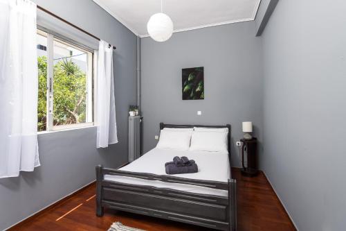 um quarto com uma cama e uma janela em Malvina's Dream - Comfort and style-Central Aigio em Aigio