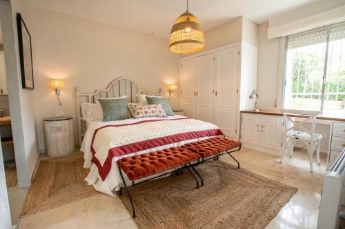 Un pat sau paturi într-o cameră la Apartamento en Guadalmina con vistas al Golf