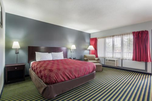 een hotelkamer met een bed en een raam bij ONE LIFE STUDIOS in Evansville