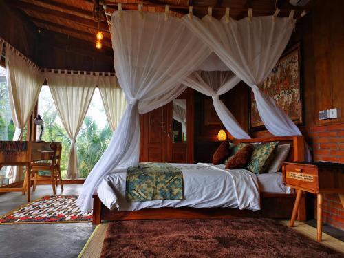 Ένα ή περισσότερα κρεβάτια σε δωμάτιο στο Villa Rimba Ubud