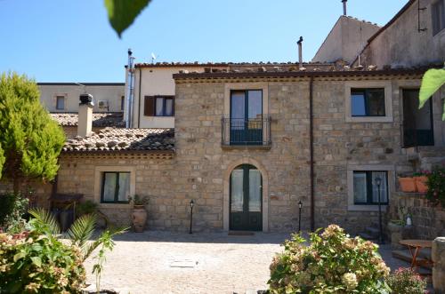 an old stone house with a courtyard at La Carretteria Guest house in Mistretta