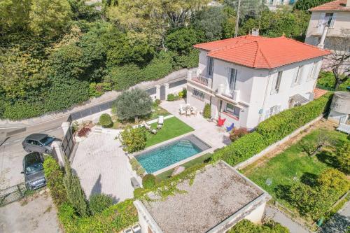une vue aérienne d'une maison avec piscine dans l'établissement COUP DE COEUR  Maison pour 8 avec piscine à 5 pieds du centre de Cannes, à Cannes