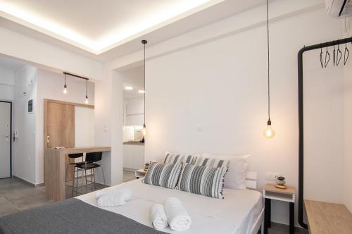 ein Schlafzimmer mit einem großen weißen Bett mit zwei Kissen in der Unterkunft Cozy Modern Studiο _ Near the Center of Athens in Athen