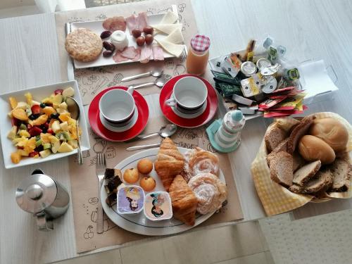 
Breakfast options available to guests at HOTEL ISLA PLANA
