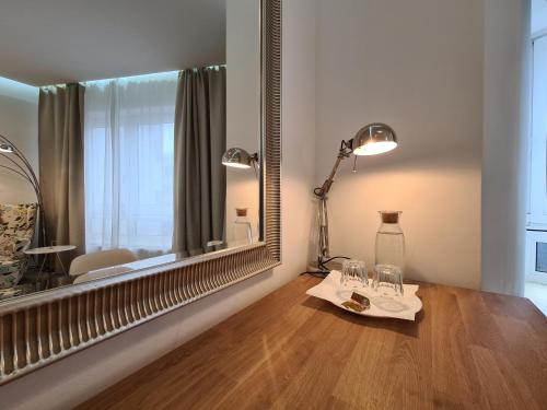 Cette chambre comprend une table et un grand miroir. dans l'établissement Schöne Ferienwohnung im Herzen von Hannover, à Hanovre