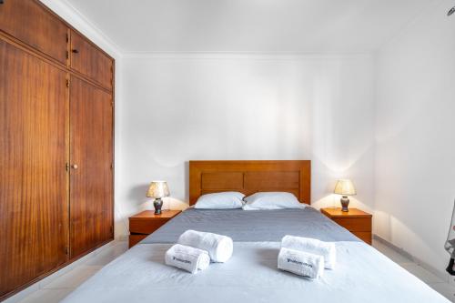 una camera con un letto con due cuscini sopra di Rio a Vista 2D by HelloVacations a Portimão