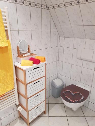 een kleine badkamer met een wastafel en een toilet bij Strandzauber in Breege
