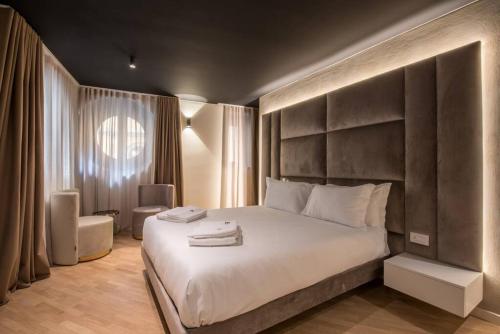 um quarto com uma cama grande e uma grande cabeceira. em Brera Luxury Apartment near Duomo With Wifi em Milão