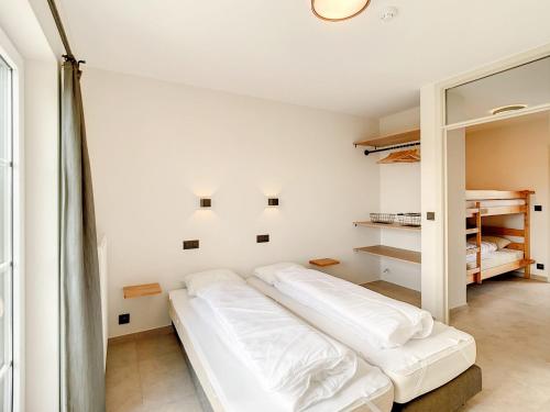 - une chambre avec 2 lits blancs dans l'établissement Hoeve Langhof, à Wenduine