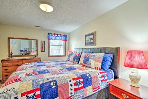 Katil atau katil-katil dalam bilik di Fire Pit and Dock Lake of the Ozarks Hiller Haus
