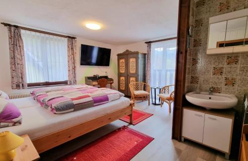 1 dormitorio con 1 cama y lavamanos. en Gasthaus Mühlenstube, en Lauterbach