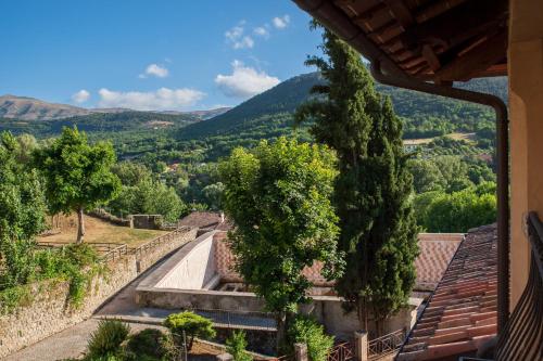 una vista su una valle da una casa di Hotel 99 Cannelle a L'Aquila