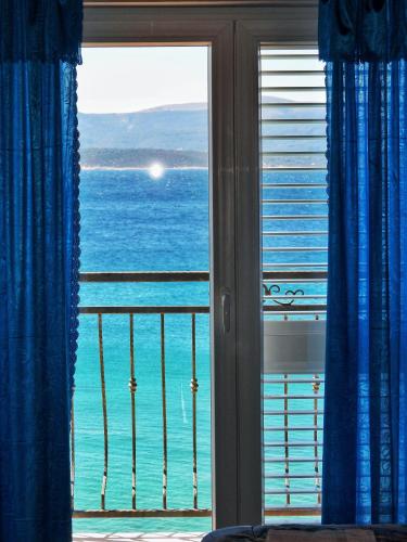 a view of the ocean from a bedroom window at Apartmani Robert in Bol