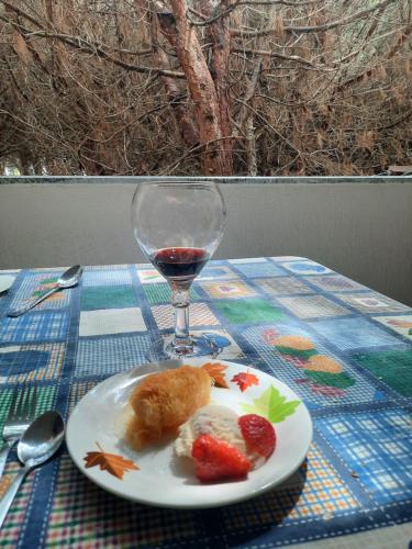 Makanan di atau di tempat lain dekat apartemen