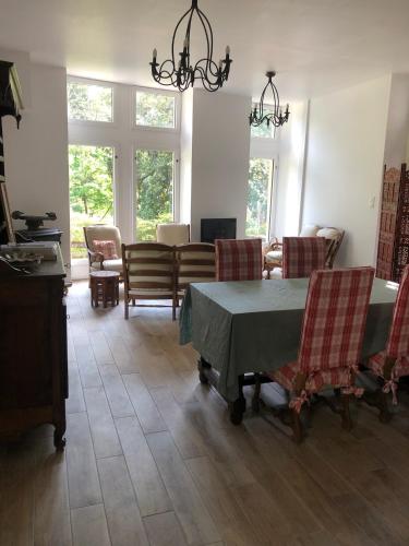 un salon avec une table et des chaises dans l'établissement L'abbaye du château du Vallier, à Langoiran