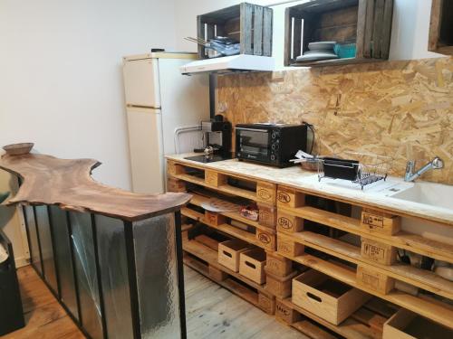 cocina con encimera con cajones de madera y microondas en EMBATA, en Ustaritz