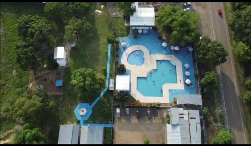 an overhead view of a swimming pool in a park at Hotel campestre la Maria in Villavicencio