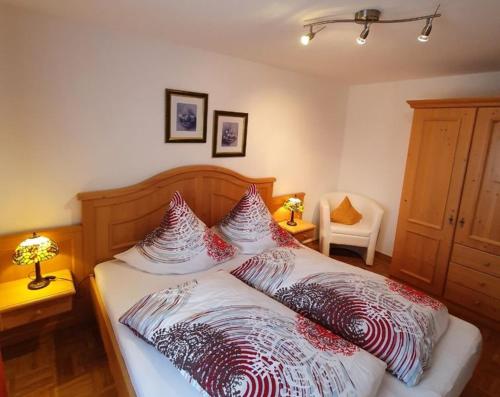 sypialnia z łóżkiem z poduszkami w obiekcie Gästehaus Marlies w mieście Hirschegg
