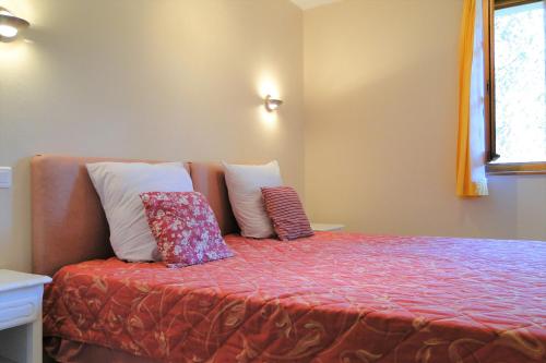 מיטה או מיטות בחדר ב-Gîte 829 Montagnes du Jura avec Spa et Sauna classé 3 étoiles