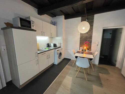 una pequeña cocina con mesa y microondas en Apartment threeRivers en Passau