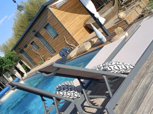 - une table et des chaises installées au-dessus d'une terrasse dans l'établissement Cocoon inn&Spa, à Saint-Saturnin-les-Avignon