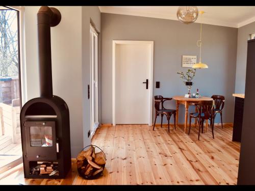 Una sala de estar con chimenea y una mesa. en Ferienhaus M&M, en Schwarz