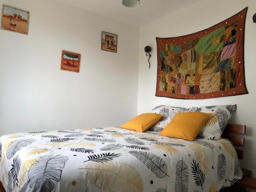 a bedroom with a bed with a painting on the wall at Ô Sauternes in Sauternes