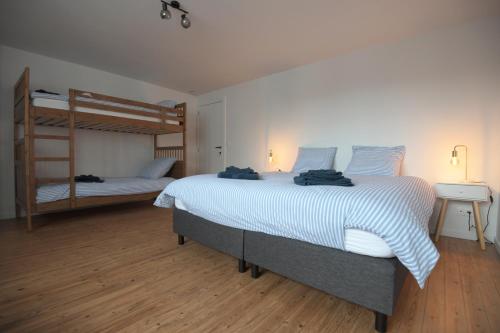 a bedroom with a bed and a bunk bed at Gastenkamers huYze K in Zottegem