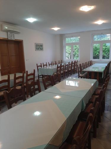 une salle de conférence avec une grande table et des chaises dans l'établissement Anđela, à Međugorje