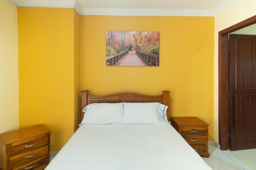 um quarto com uma cama e um quadro na parede em Hotel Costa mar em Barranquilla