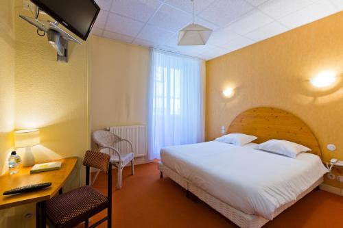 Кровать или кровати в номере Hôtel du Parc