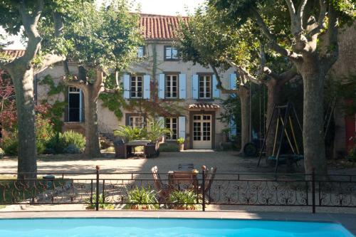 une maison avec une piscine en face d'une cour dans l'établissement Domaine Des Agnelles, à Villedaigne