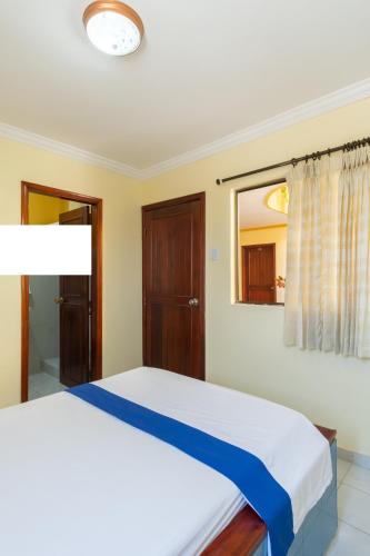 a bedroom with a bed and a window at Hotel Costa mar in Barranquilla