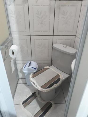 Baño blanco con aseo y lavamanos en APARTAMENTOS POR DIÁRIA Av DOMINGOS DE ALMEIDA en Pelotas
