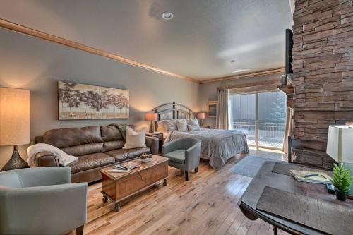 パークシティにあるBright Park City Studio with Patio Less Than 2 Mi to Dtwn!のベッドルーム1室(ソファ付)、