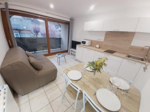 un salon avec un canapé et une table dans l'établissement Appartement T2 avec balcon à Argelès Gazost, à Argelès-Gazost